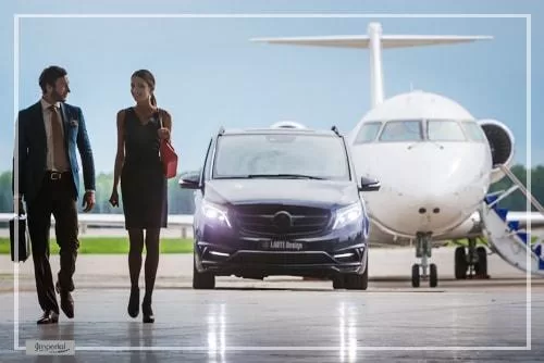 Bodrum Şoförlü Araç Kiralama ile sahil yolunda manzara eşliğinde seyahat. Bodrum Şoförlü Araç Kiralama hizmeti Bodrum Merkez rent a car ile sahil yolunda yapılan keyifli sürüş, turkuaz deniz manzarası ve tatilciler için konforlu ulaşım deneyimini yansıtan