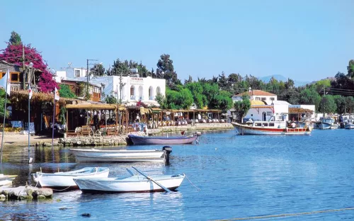 Travel along the coastal road with Bodrum Akyarlar Car Rental, accompanied by scenic views. A photo reflecting the pleasant drive along the coast, the turquoise sea view, and the comfortable transportation experience for holidaymakers with Akyarlar car re