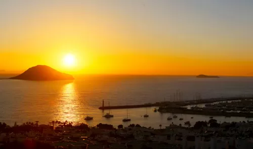 Travel along the coastal road with a scenic view with Bodrum Turgutreis Car Rental. Enjoy a pleasant drive along the coast with Turgutreis car rental service, turquoise sea views, and a comfortable transportation experience for holidaymakers.