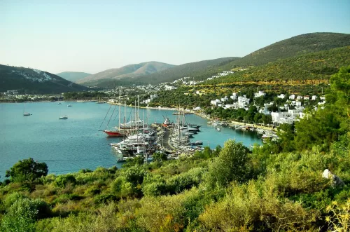 Bodrum Torba Car Rental offers a scenic journey along the coastal road. Torba car rental service offers a photo that captures the pleasure of a coastal drive, the turquoise sea view, and the comfortable transportation experience for holidaymakers.