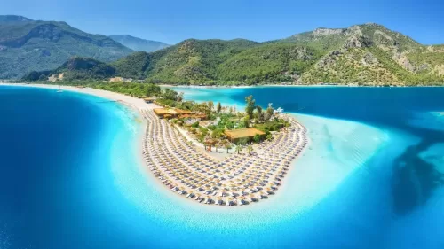 Travel along the coastal road with a scenic view with Fethiye Car Rental. A photo reflecting the pleasant drive along the coast, the turquoise sea view, and the comfortable transportation experience for holidaymakers with Fethiye car rental service.