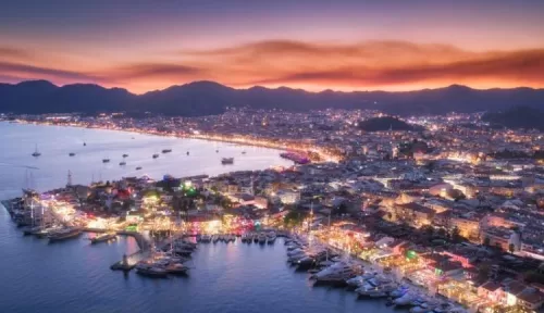 Travel along the coastal road with Bodrum Marmaris Car Rental, accompanied by scenic views. A photo reflecting the pleasant drive along the coast, the turquoise sea view, and the comfortable transportation experience for holidaymakers with Marmaris car re