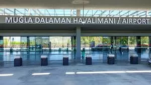 A scenic journey along the coastal road with Bodrum Dalaman Car Rental. Dalaman car rental service offers a photo reflecting the pleasant drive along the coastal road, the turquoise sea view, and the comfortable transportation experience for holidaymakers