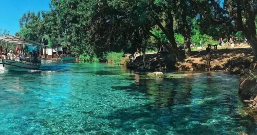 Travel along the coastal road with Bodrum Akyaka Car Rental, accompanied by scenic views. Akyaka car rental service Akyaka rent a car offers a pleasant drive along the coast, a photo reflecting the turquoise sea view and a comfortable transportation exper