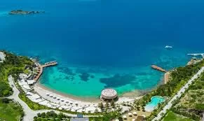 Travel along the coastal road with Bodrum Adabükü Car Rental, accompanied by scenic views. Adabükü car rental service, Adabükü rent a car, a pleasant drive along the coastal road, a photograph reflecting the turquoise sea view and a comfortable transporta