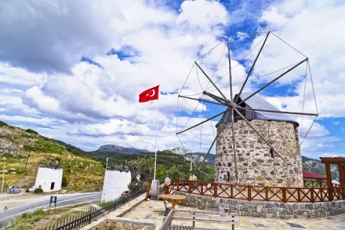 Travel along the coast with a scenic drive with Bodrum Ortakent Car Rental. A photo reflecting the pleasant drive along the coast with Ortakent car rental service, the turquoise sea view, and the comfortable transportation experience for holidaymakers.